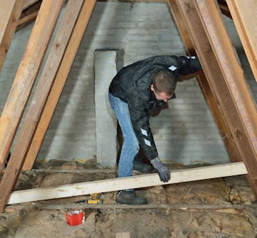 Celluloseisolasjon: Legg bjelkene på plass mellom stavene Celluloseisolasjon: Legg bjelkene på plass mellom stavene